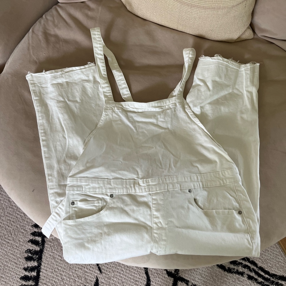 Universal thread white overalls